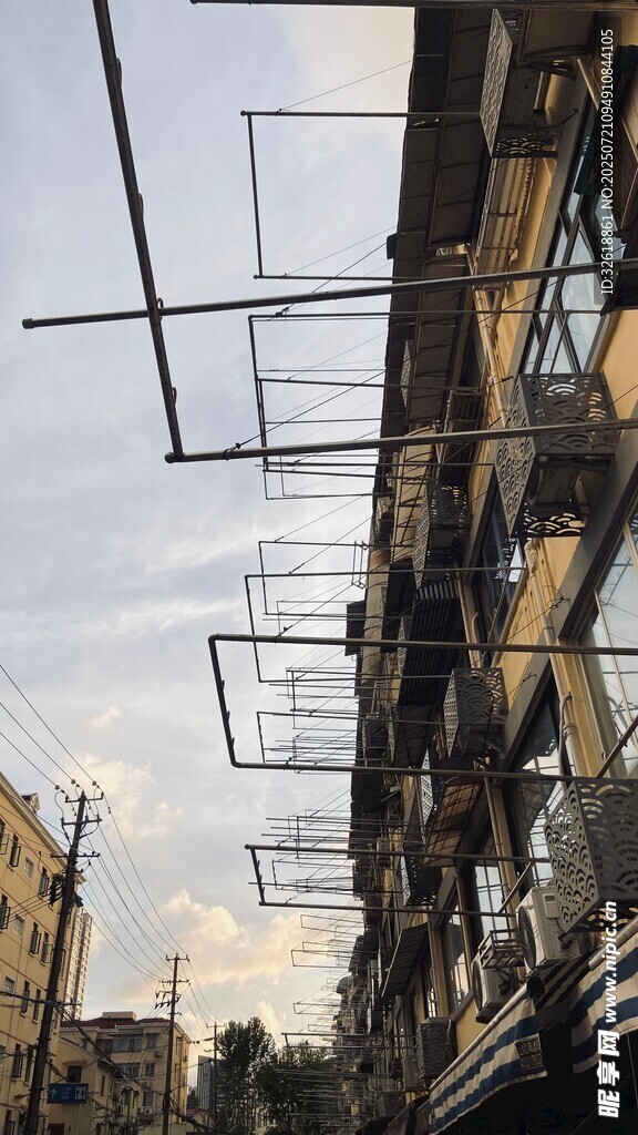 老旧居民楼的户外搭建物