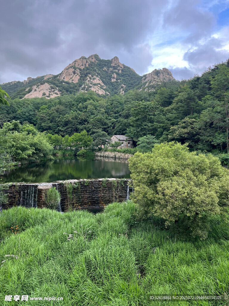 山间绿野风光