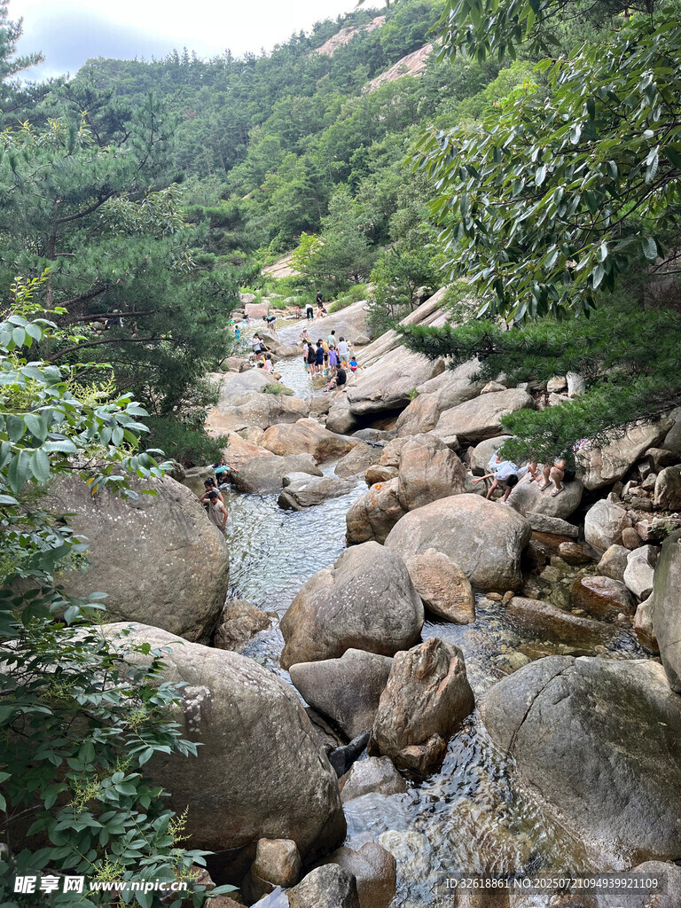 山间溪流与嶙峋怪石景观