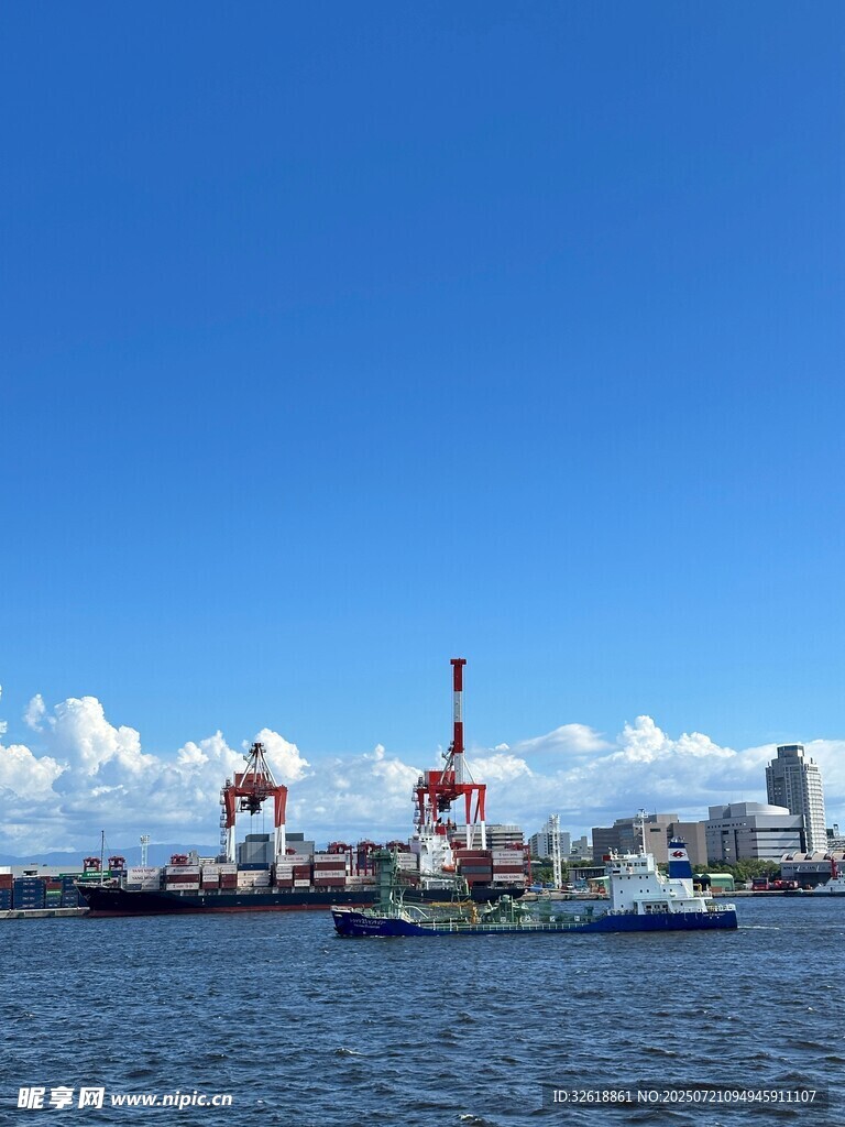 港口码头场景中的起重机