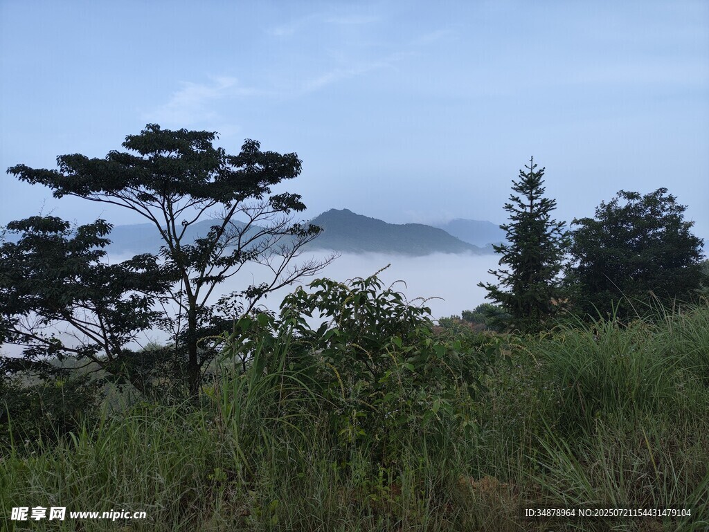 云雾缭绕山景