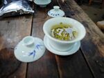 中式木桌茶具与茶汤