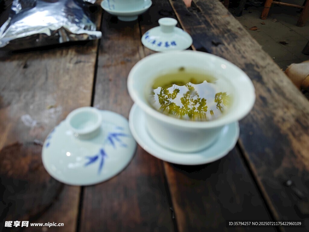 中式木桌茶具与茶汤