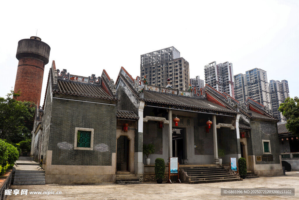 古建与现代建筑相映成趣