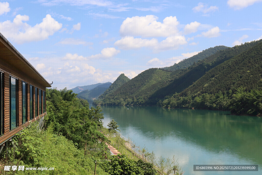 河畔小屋青山绿水美景