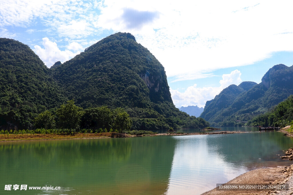 秀丽山水风光图