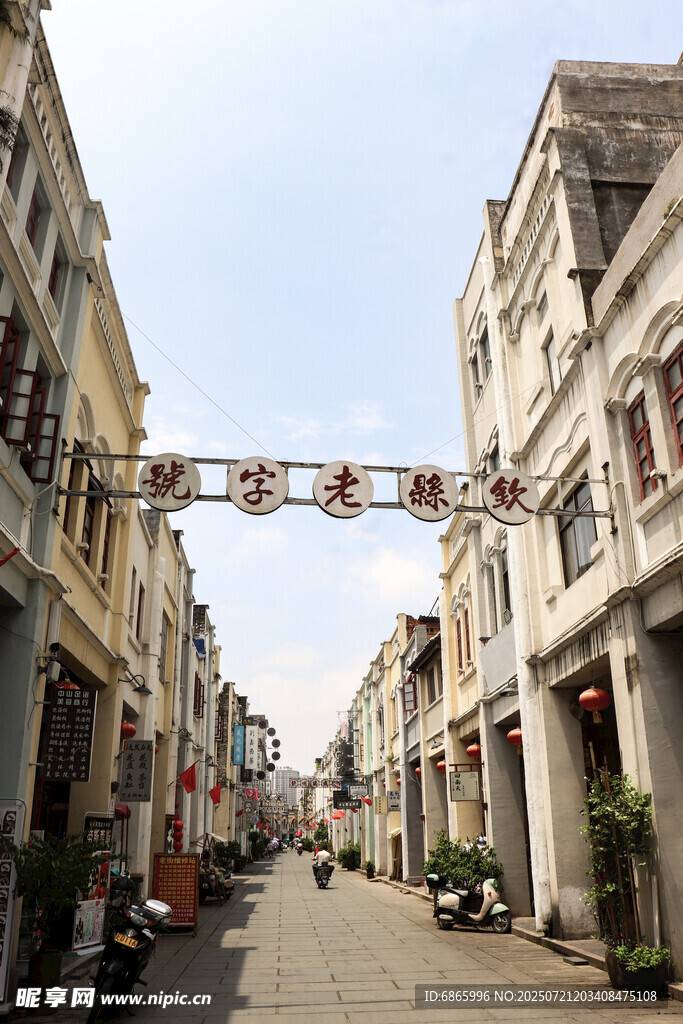 复古街道上的独特空中廊桥