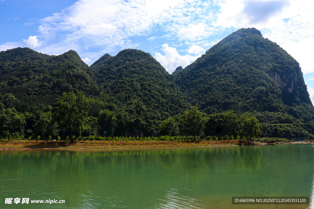 青山绿水间的秀丽湖景