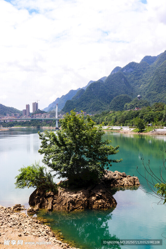 湖中小岛青山绿水美景
