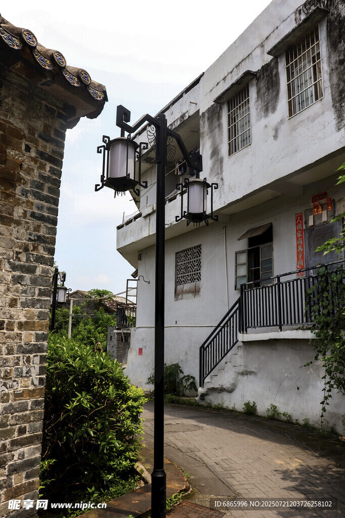 古巷中的复古路灯与建筑