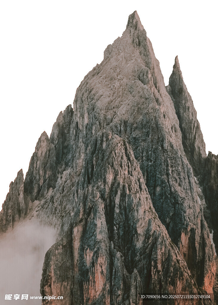 巍峨山峰云雾缭绕