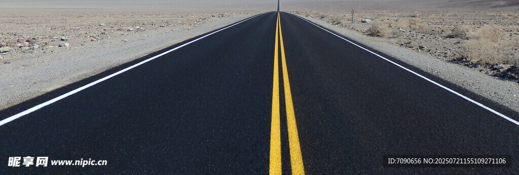 笔直公路伸向远方