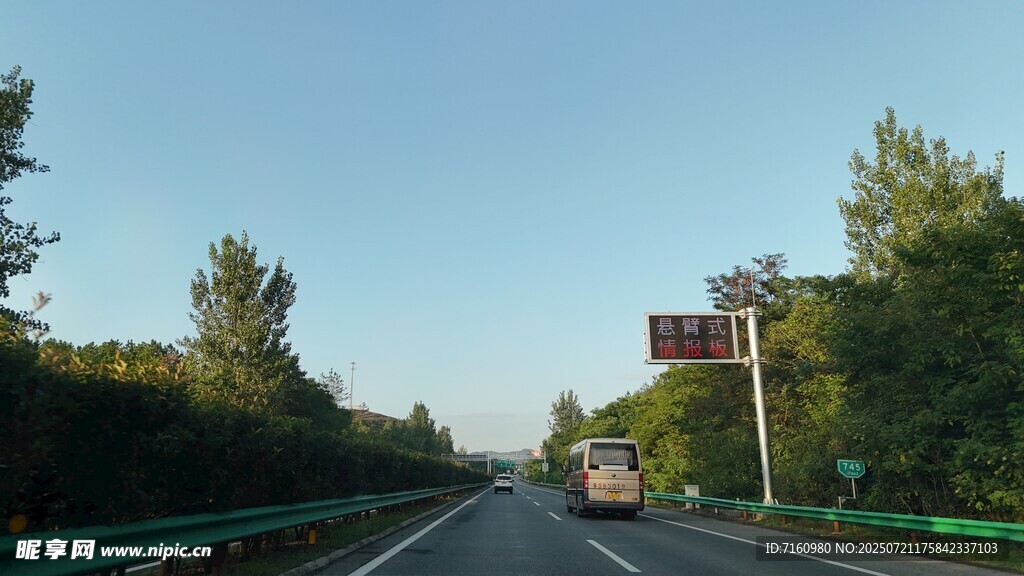 高速悬臂式情报板