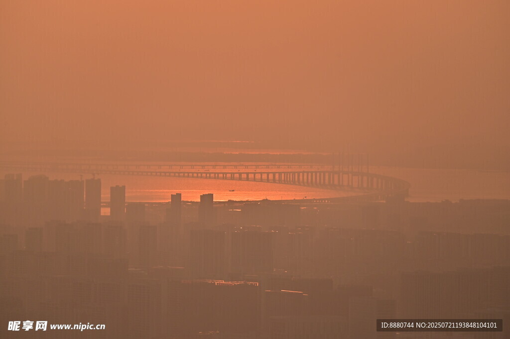 夕阳下的朦胧城市景观