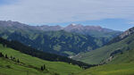 青山绿野间的壮阔山景