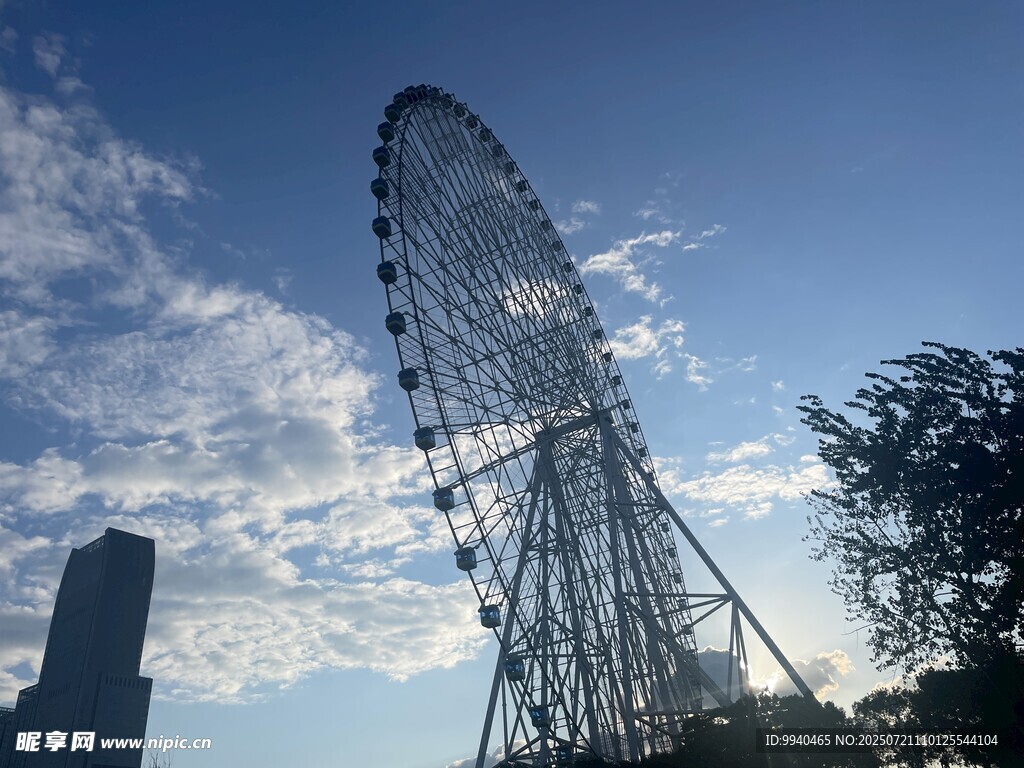 城市中的巨型摩天轮景观