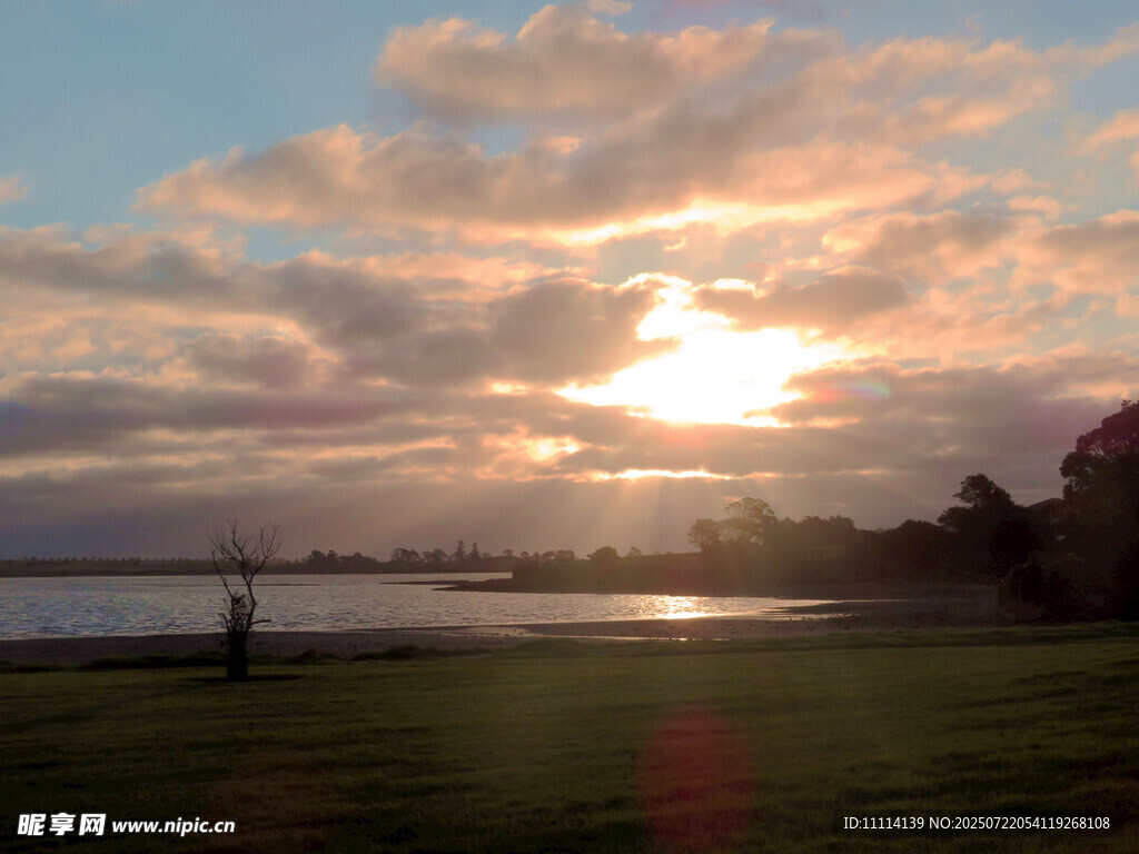 夕阳下的海滨美景