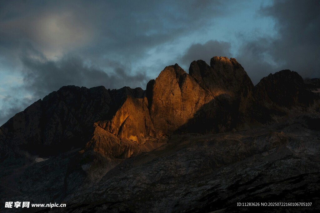 夕阳下的壮丽山峰