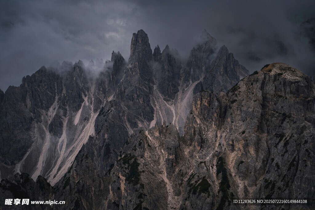 云雾缭绕的巍峨群山