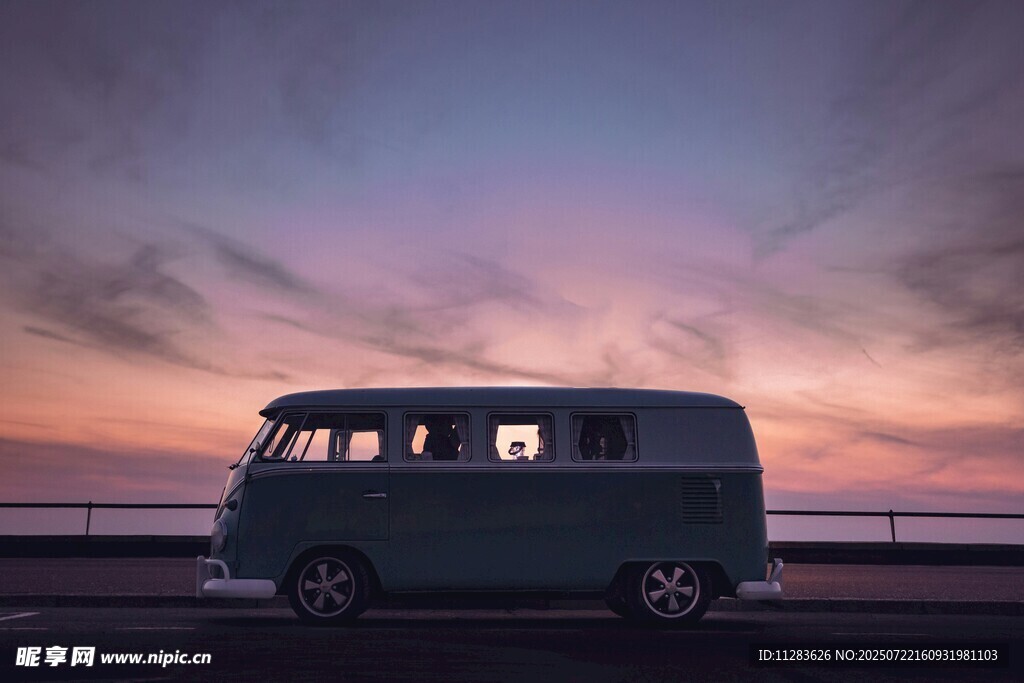 夕阳下的复古面包车