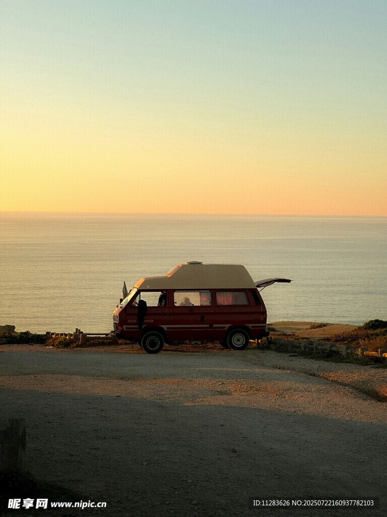 夕阳下的海边露营房车