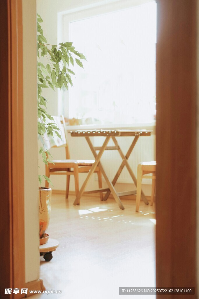 温馨室内木质桌椅小角落