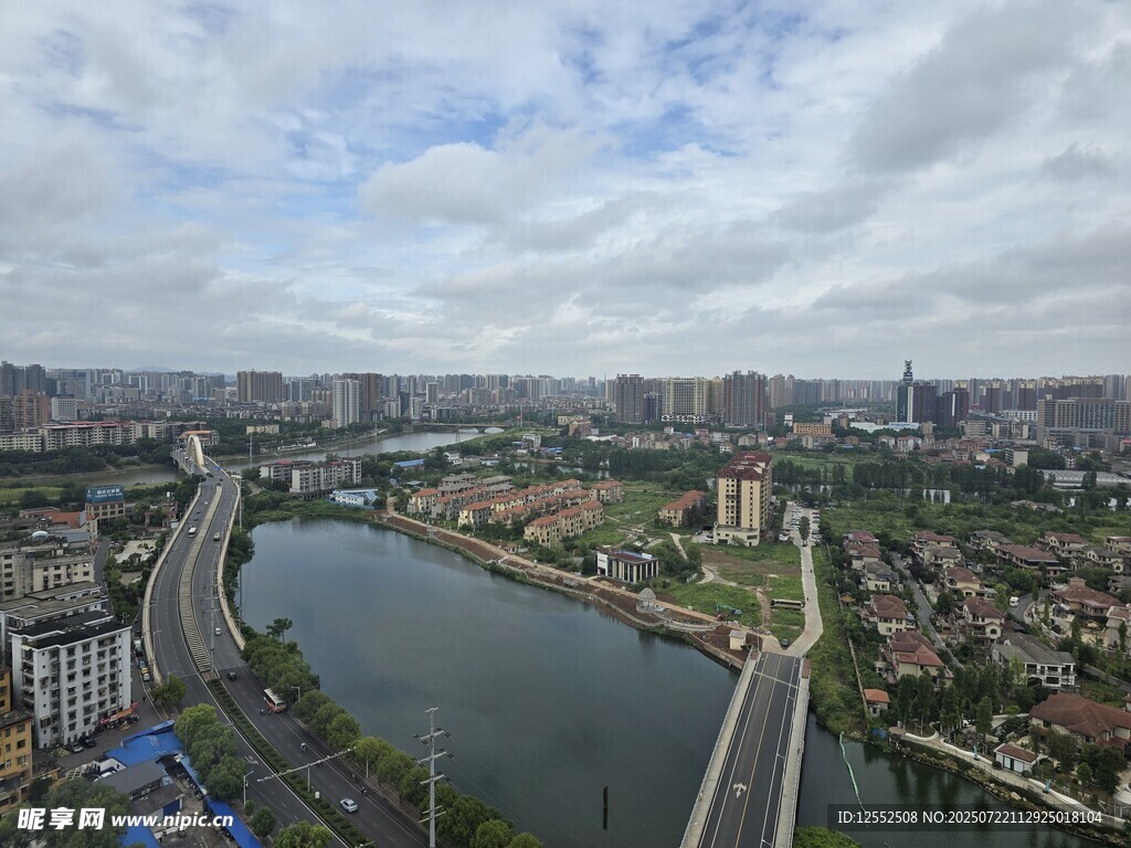 城市河畔风光俯瞰图