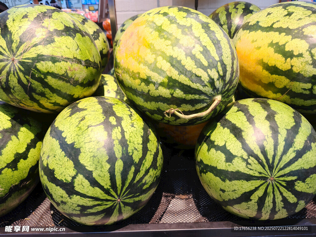 新鲜饱满的西瓜堆