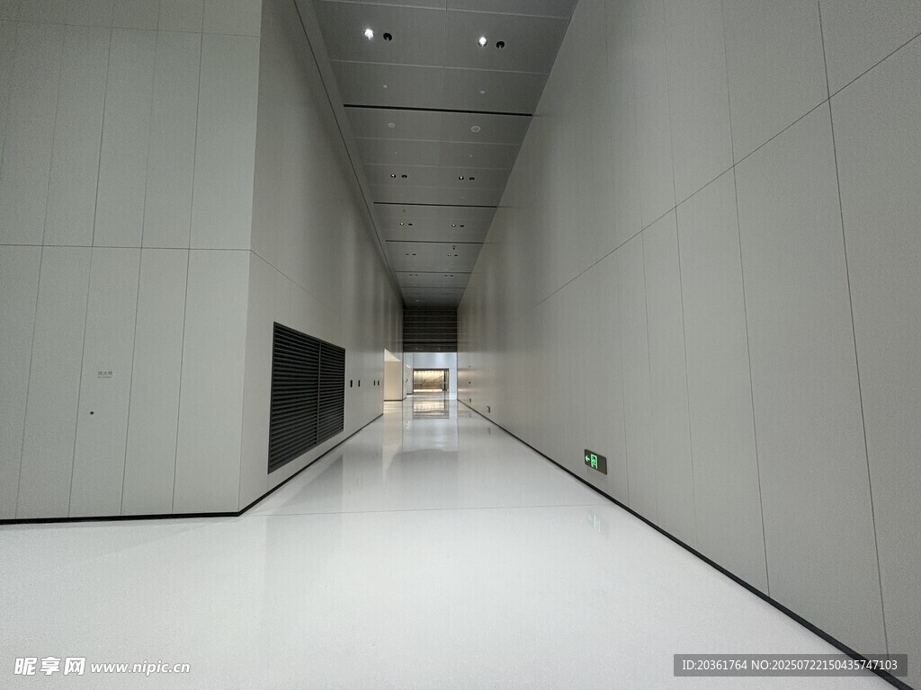 空旷现代室内走廊空间