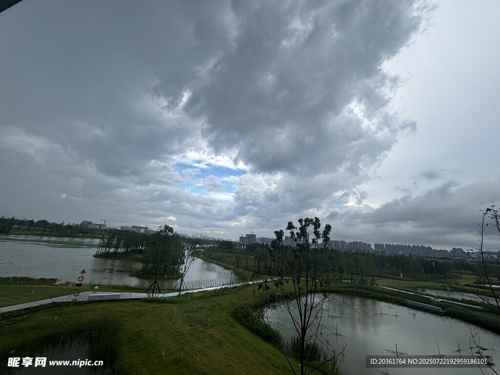 乌云笼罩下的湿地景观