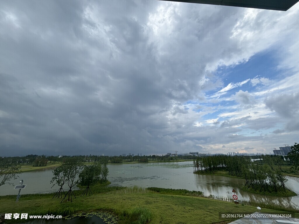 乌云笼罩下的湖畔风景