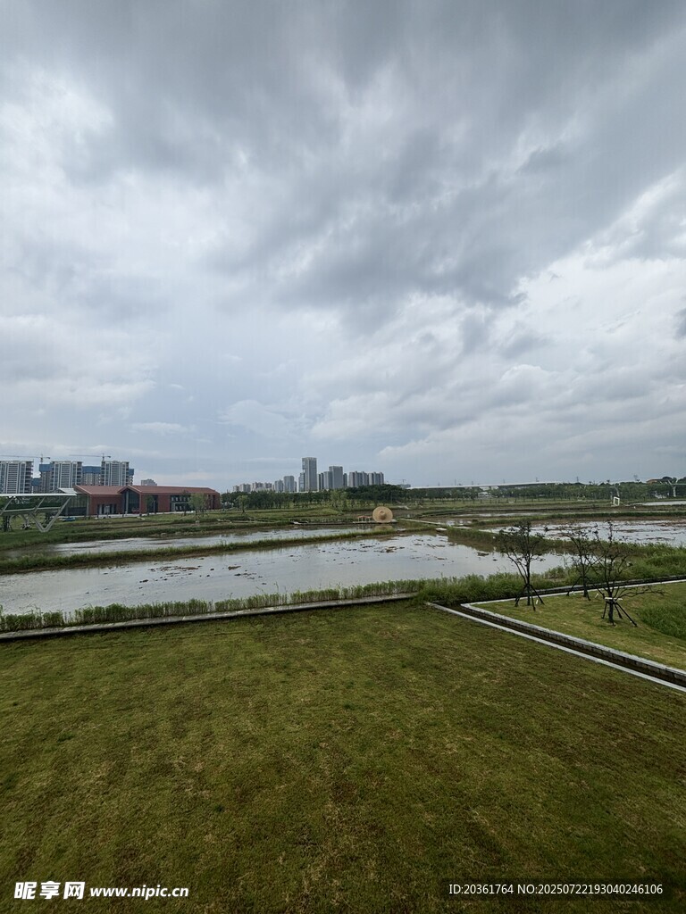 河畔草地阴天风景图