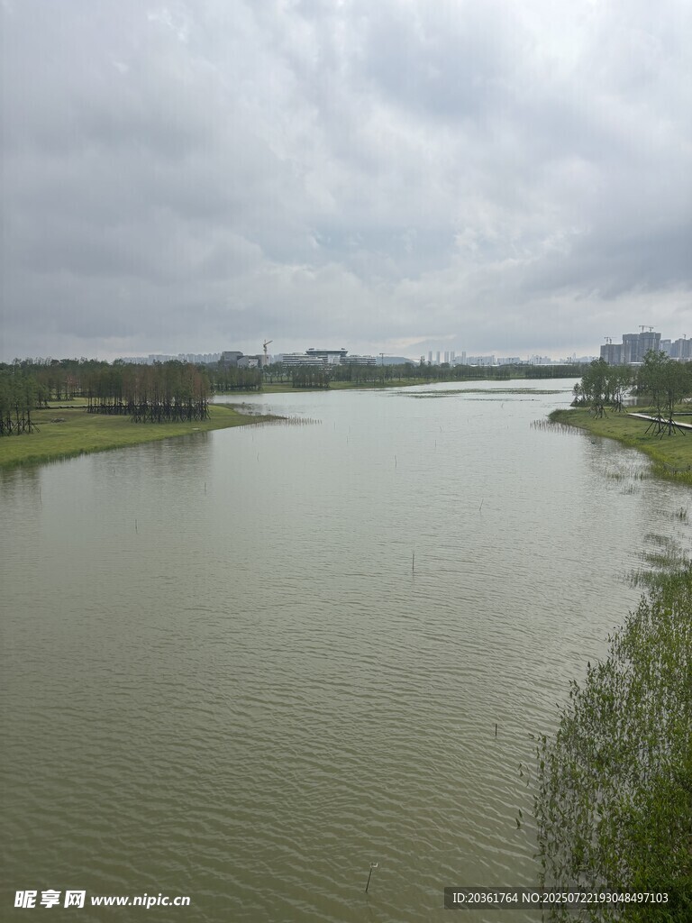 宁静河畔风光