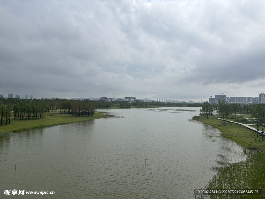 河畔风景图