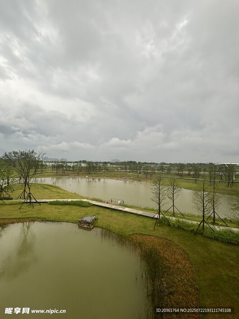 阴天湖畔风景