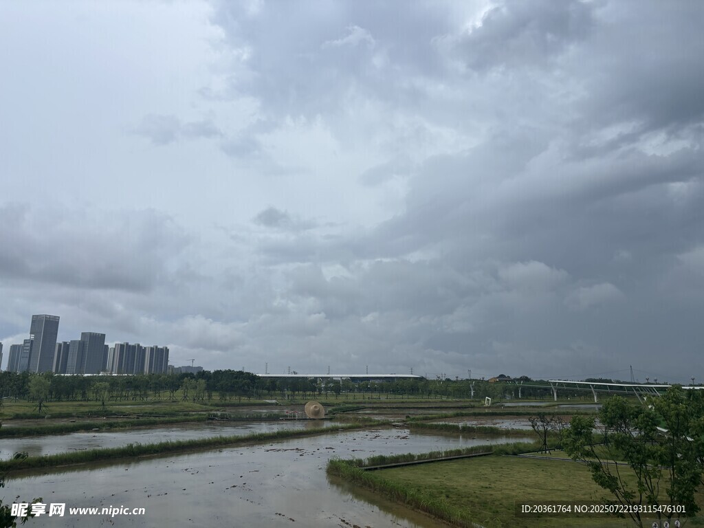 河畔城市景观