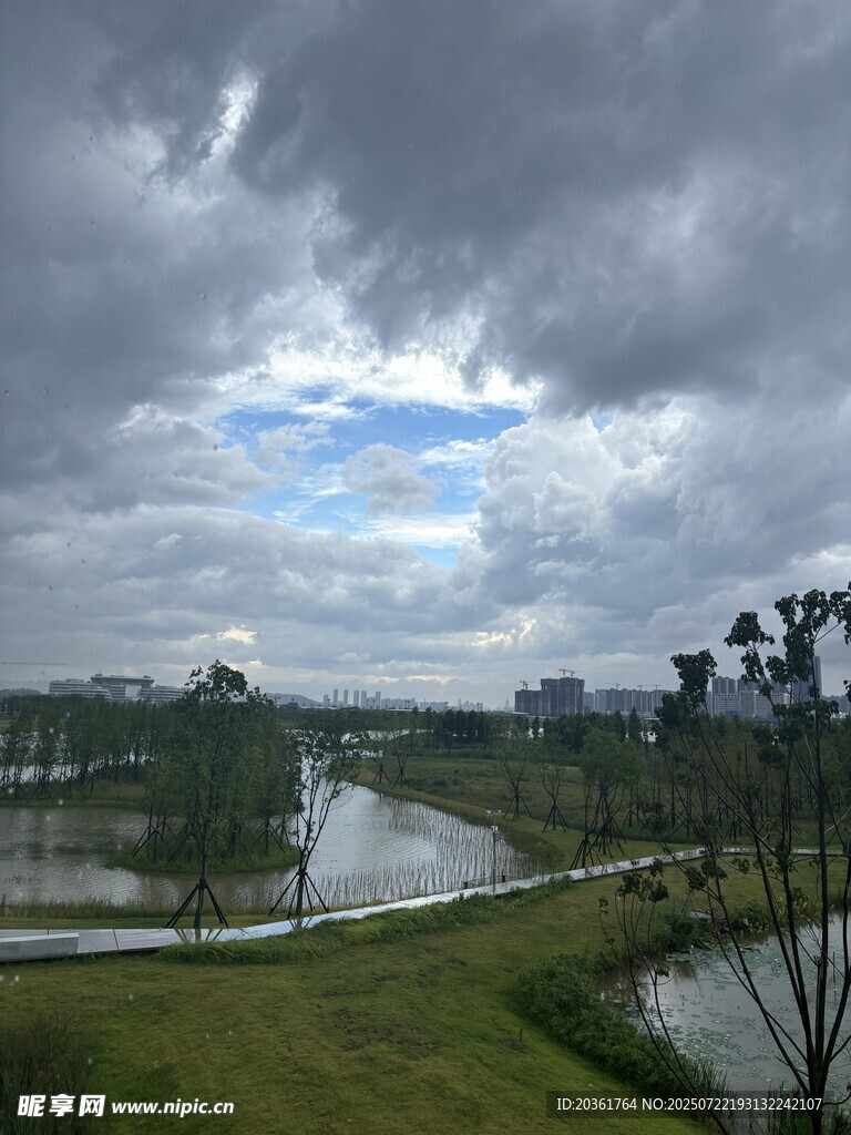 阴天乡村湿地景观