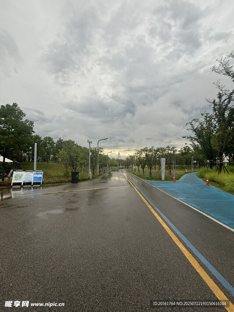 雨后空旷道路景色
