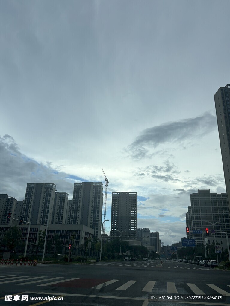 城市上空的多云景象