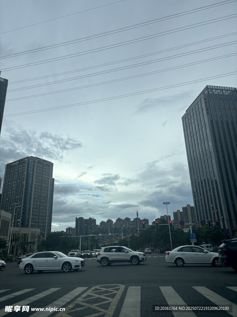 城市街道高楼与行驶车辆
