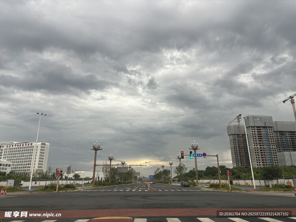 城市上空的厚重云层