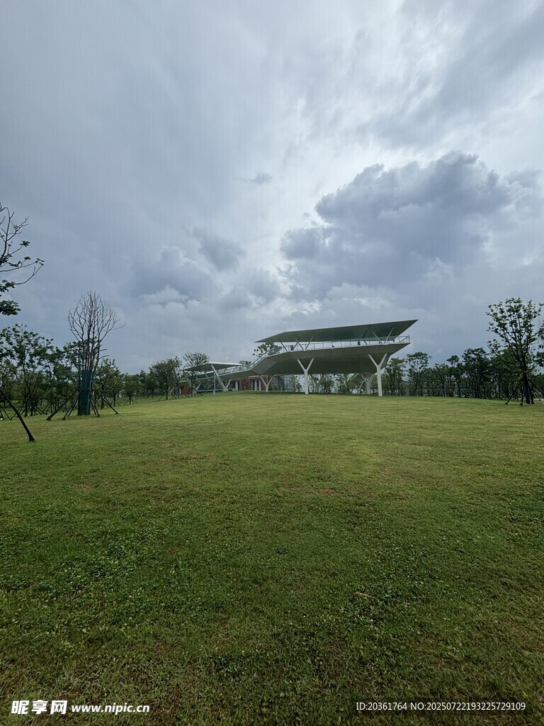 户外草地旁的现代建筑