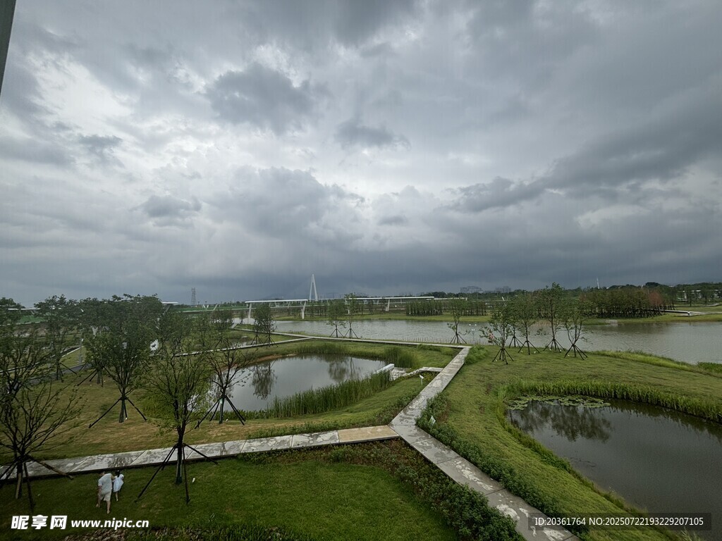 阴天乡村湿地景观