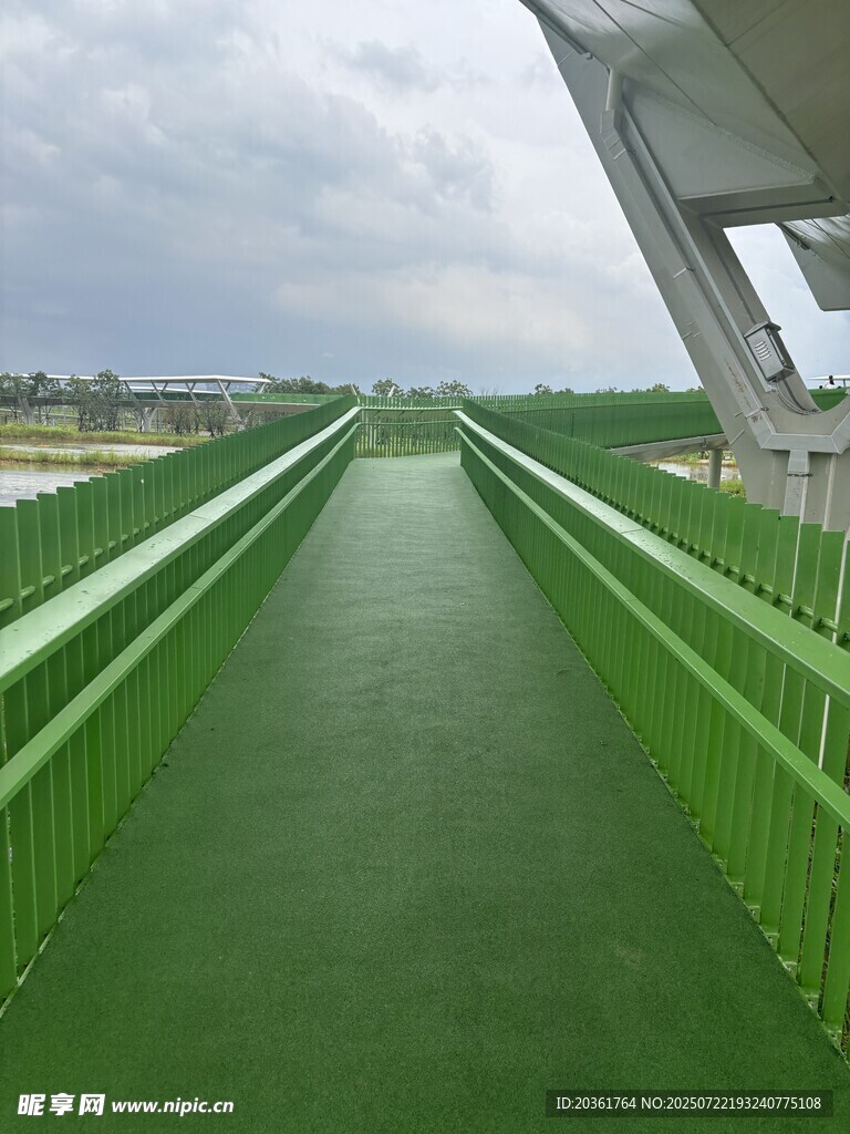 绿色步道延伸向远方