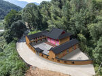 山间木屋隐于葱郁树林