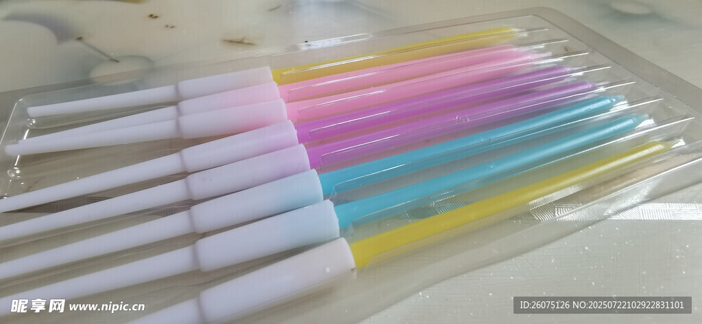 多彩蜡烛整齐排列展示