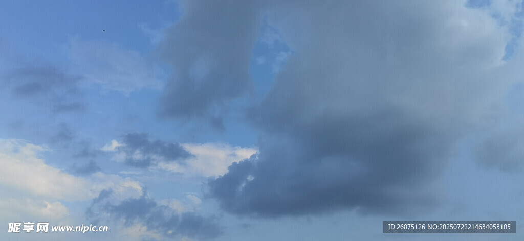 天空中厚重的积云
