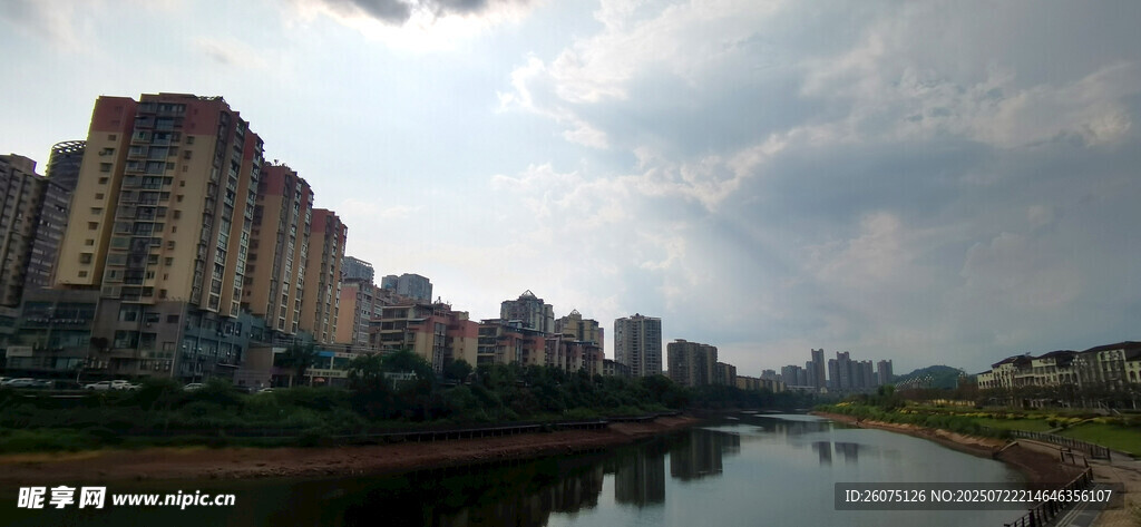 阴暗天空下的城市河畔风景