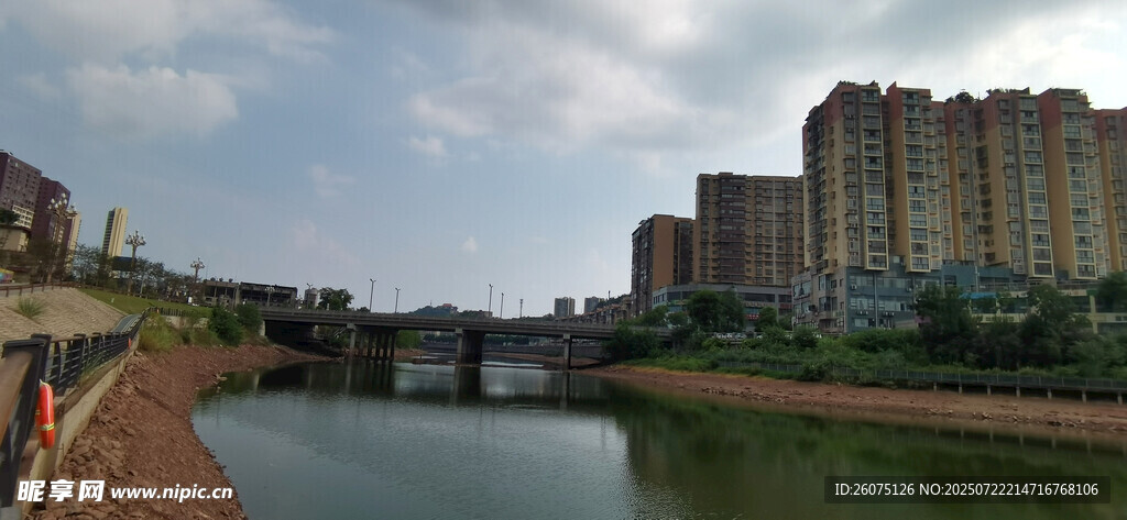 河畔城市风光