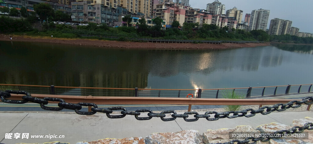 江边城市景观